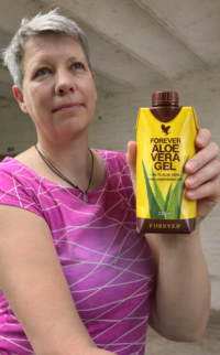 Xanny Stehr mit Forever Aloe Vera Gel – seit 2001 ein Lieblingsprodukt